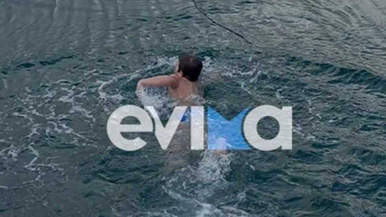 Θεοφάνεια στην Εύβοια: 10χρονος μαθητής βούτηξε μόνος στη θάλασσα για να πιάσει τον σταυρό