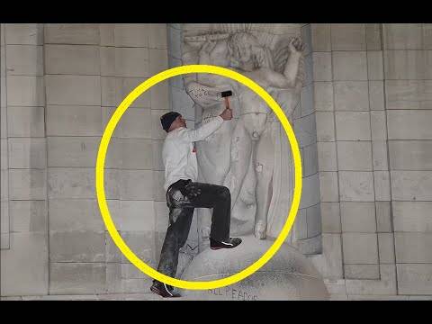 ΒΙΝΤΕΟ: Σκαρφάλωσε στο κτίριο του BBC και κατέστρεφε άγαλμα παιδόφιλου γλύπτη