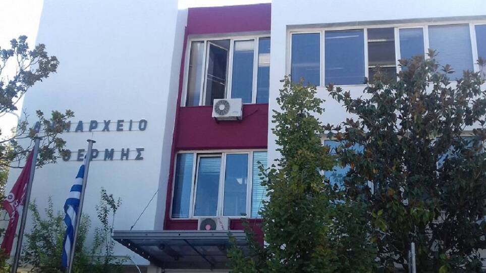Θεσσαλονίκη: Επίθεση με μολότοφ στο δημαρχείο Θερμαικού