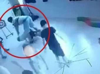 Βίντεο ΣΟΚ: Άγριος ξυλοδαρμός 10χρονου ΑμεΑ από φυσικοθεραπευτή μέσα σε Κέντρο για αυτιστικά παιδιά στην Αττική