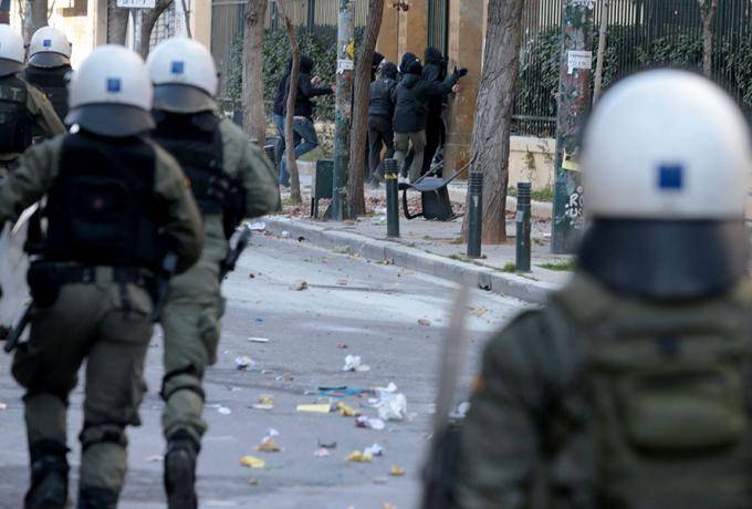 ΑΣΟΕΕ-Σοβαρά επεισόδια μεταξύ κουκουλοφόρων και ΜΑΤ