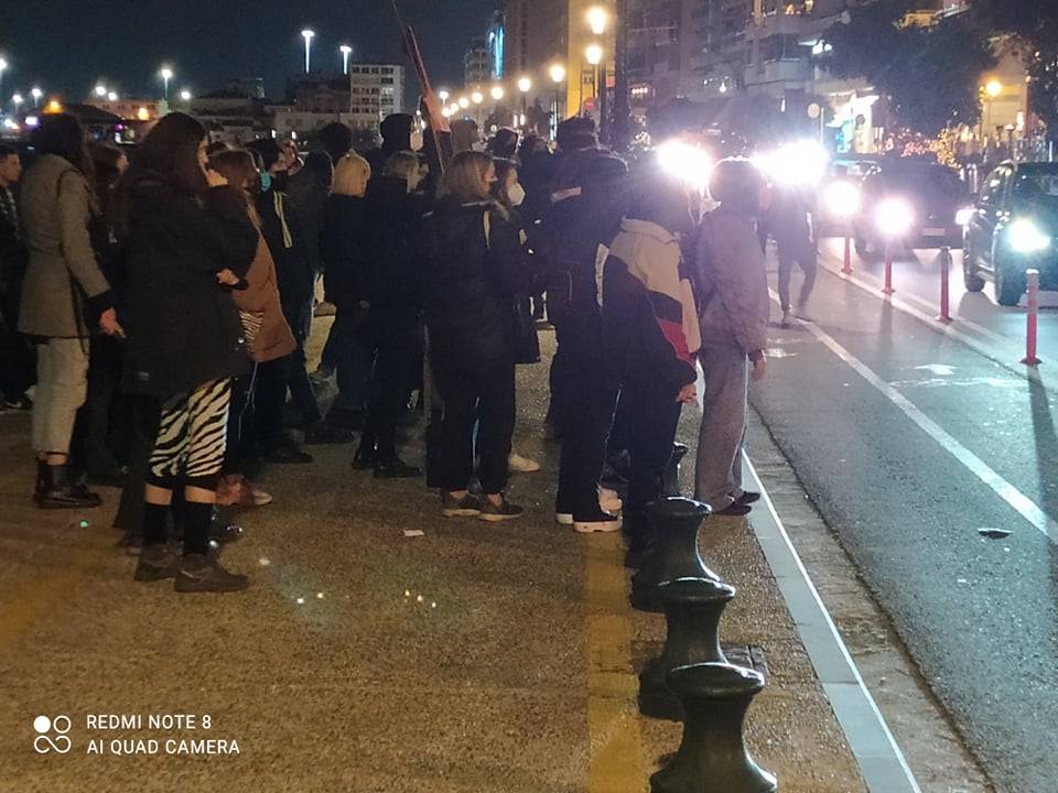 ΤΩΡΑ: Συγκέντρωση διαμαρτυρίας για την υπόθεση βιασμού 24χρονης στη Θεσσαλονίκη – ΒΙΝΤΕΟ Focus FM
