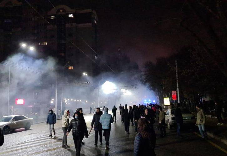 Καζακστάν – Οι αυξήσεις στο φυσικό αέριο οδήγησαν σε οργισμένες διαδηλώσεις και πτώση της κυβέρνησης