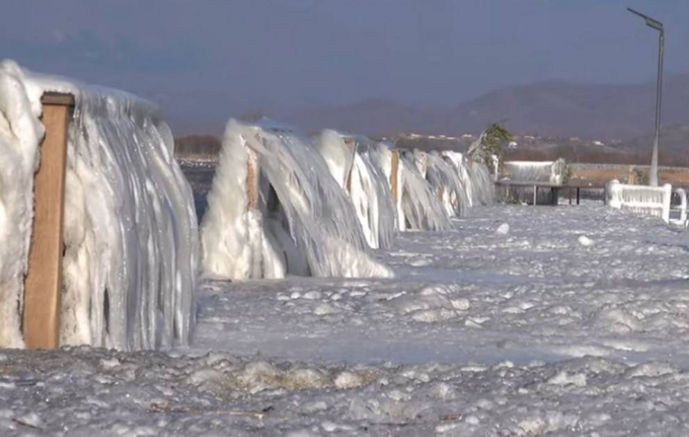 Κιλκίς: Πάγωσαν τα πάντα – «Γλυπτά» από πάγο στη λίμνη Δοϊράνη