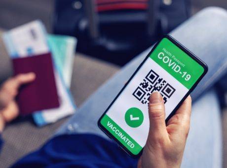 Εξετάζουν ακύρωση του πιστοποιητικού για τους εμβολιασμένους που νοσούν