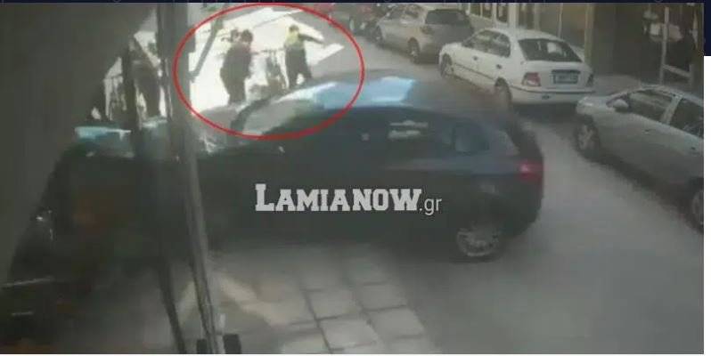 Τρελή πορεία αυτοκινήτου στην Αλεξανδρούπολη: «Καρφώθηκε» σε τζαμαρία