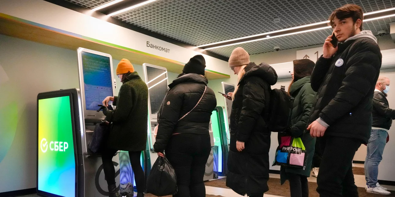 Ρωσία: Υπό τον φόβο κατάρρευσης του ρουβλίου σχηματίζονται ουρές πολιτών στα ΑΤΜ της Μόσχας.