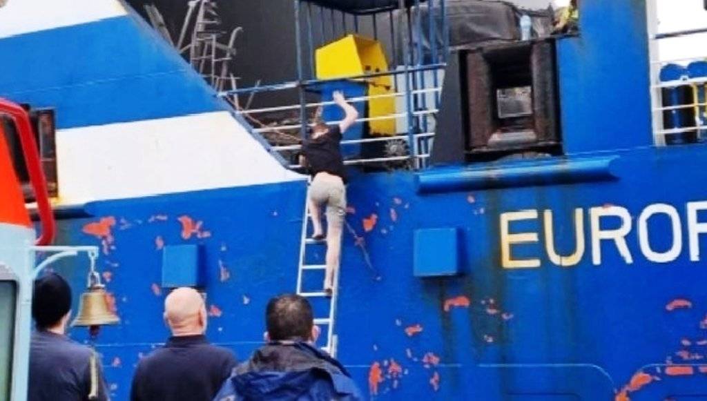 Θαύμα που γεννά αισιοδοξία! Βρέθηκε ζωντανός και απεγκλωβίστηκε απο το φλεγόμενο “Euroferry Olympia” Λευκορώσος επιβάτης – Άκουγε και άλλους!