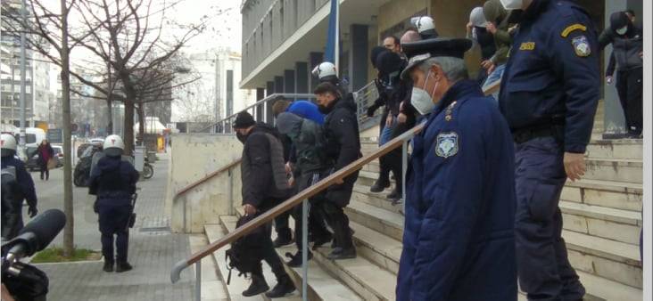 ΒΙΝΤΕΟ-Δολοφονία Άλκη: Ένταση και προπηλακισμοί κατά την έξοδο των συλληφθέντων στα δικαστήρια