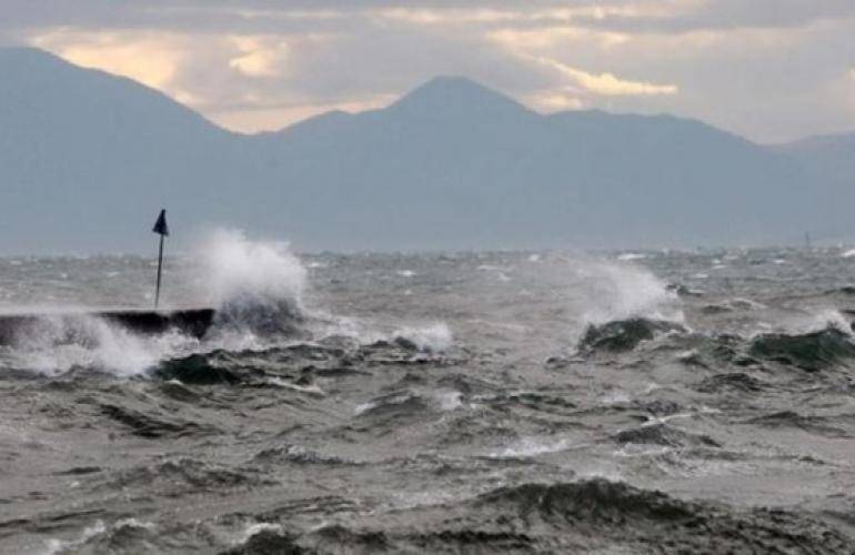 Στο λιμάνι του Ηρακλείου προσέκρουσε λόγω ανέμων το «Νήσος Ρόδος» – Ασφαλείς οι επιβαίνοντες