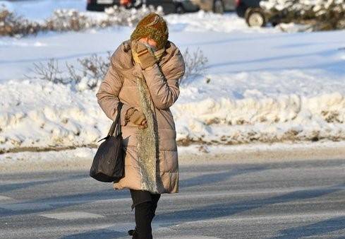 Καιρός: Πτώση της θερμοκρασίας, θυελλώδεις ανέμοι, καταιγίδες και χιόνια στα ορεινά