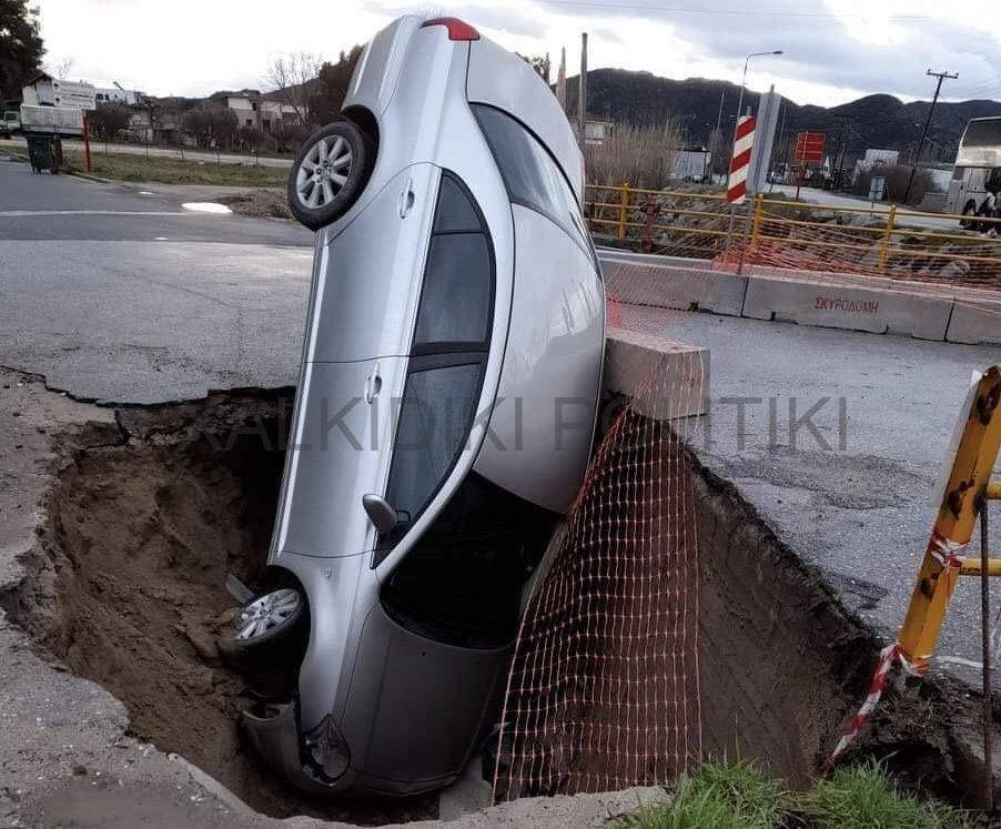 Χαλκιδική: Άνοιξε ο δρόμος και “κατάπιε” αυτοκίνητο