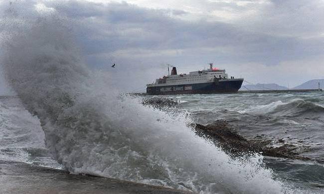 Συνεχίζονται τα προβλήματα στις ακτοπλοϊκές συγκοινωνίες λόγω ισχυρών ανέμων