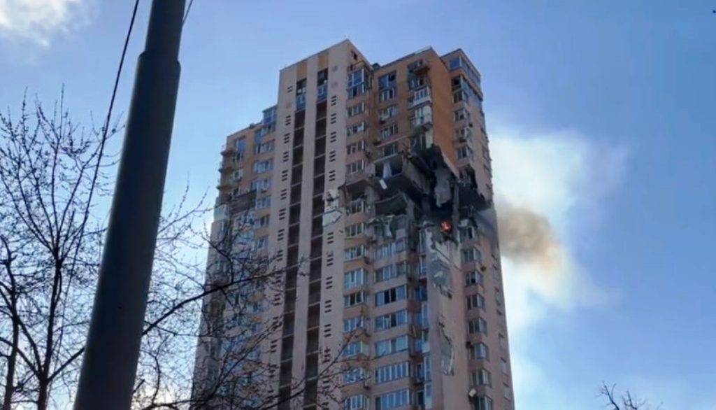 «Ουκρανικός ο πύραυλος που χτύπησε την πολυκατοικία» λένε οι Ρώσοι