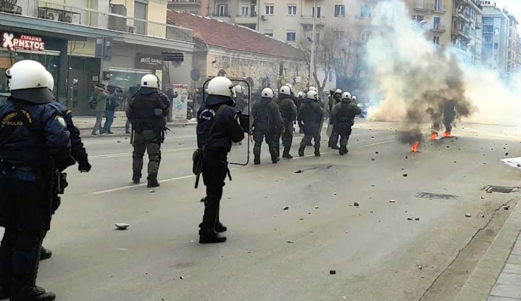 Επεισόδια τα ξημερώματα με μολότοφ, πέτρες και χημικά στο κέντρο της Θεσσαλονίκης