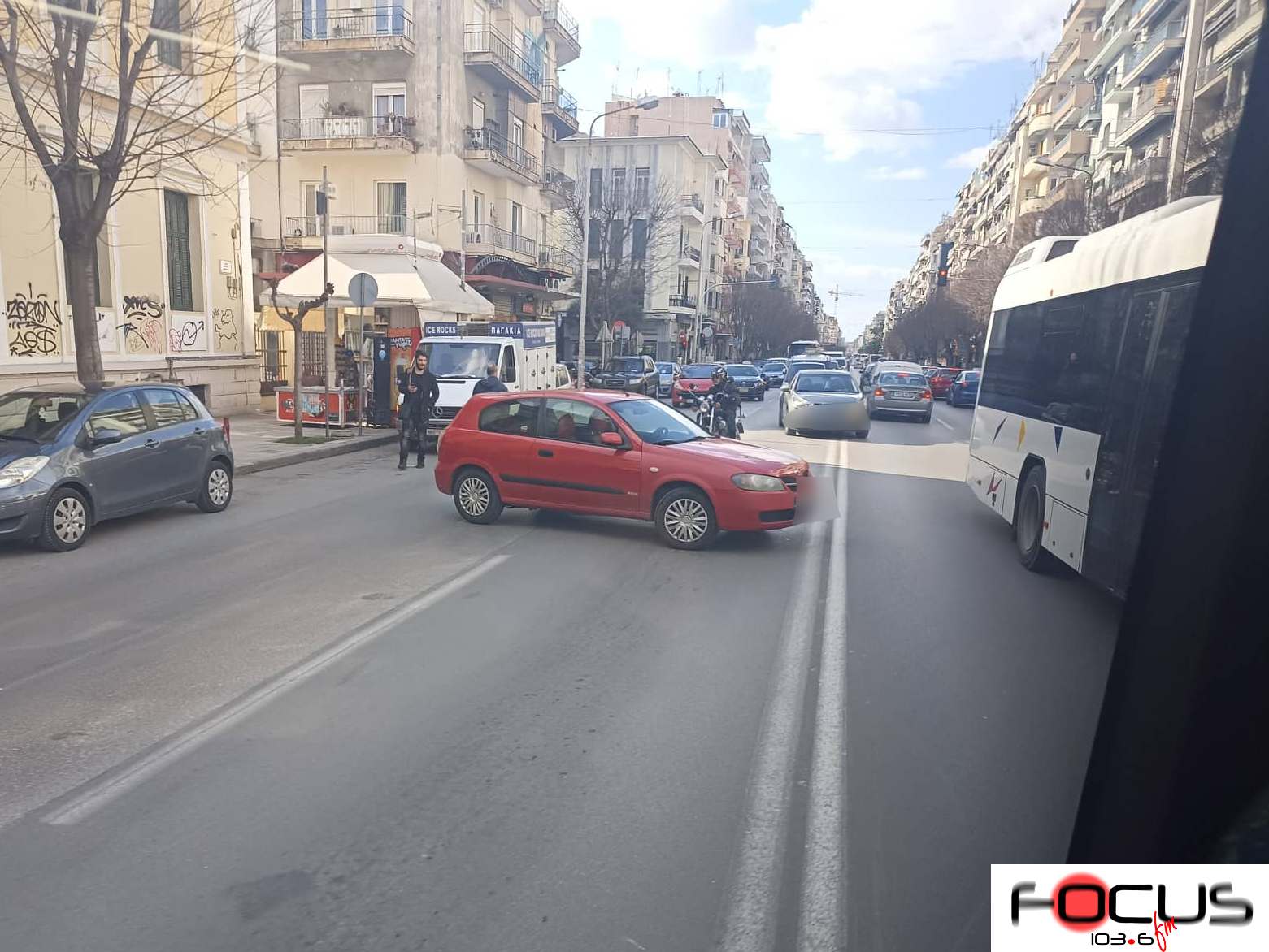 ΦΩΤΟΓΡΑΦΙΕΣ-Focus FM: Απίστευτο μποτιλιάρισμα και αναστάτωση στο κέντρο της Θεσσαλονίκης - Παράτησε το ΙΧ του στη μέση του δρόμου