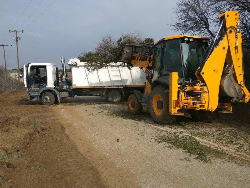 Δ. Λαγκαδά: Εργασίες διάνοιξης δημοτικής οδού από φερτά υλικά – Συνεχίζονται οι κλαδεύσεις