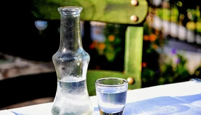 Αλλαγές στη φορολογία και στη διάθεση των «εθνικών μας ποτών» τσίπουρου και τσικουδιάς
