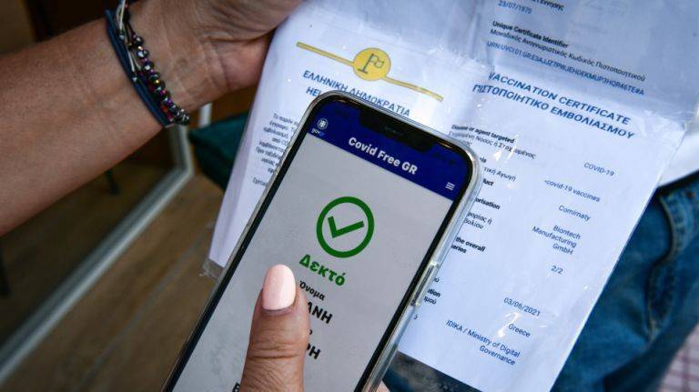 Συνεδριάζει η Επιτροπή Λοιμωξιολόγων σήμερα, ποια τα νεα μέτρα για εμβολιασμένους και ανεμβολίαστους