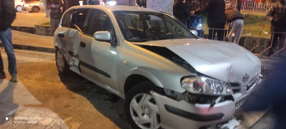 Αστικό έπεσε πάνω σε σταθμευμένα οχήματα στη Θεσσαλονίκη – Δύο τραυματίες