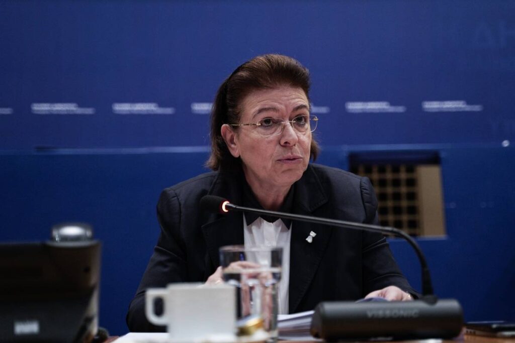 Υπό διωγμόν ο… Τσαϊκόφσκι: Ακυρώνει τη Λίμνη των Κύκνων η Μενδώνη