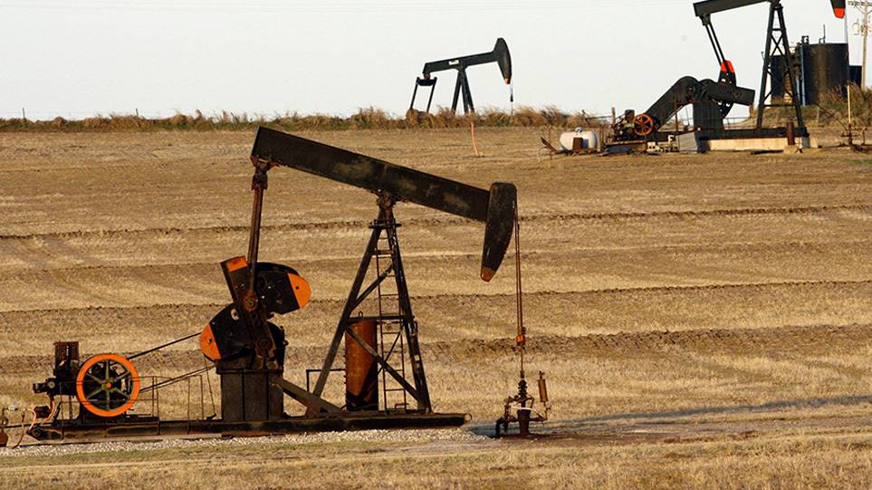 Κάτω από τα 100 δολάρια το βαρέλι έκλεισε η τιμή του Μπρεντ, για πρώτη φορά εδώ και τρεις εβδομάδες