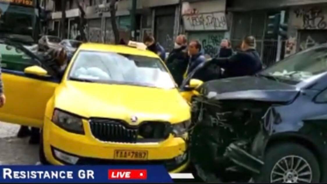 ΒΙΝΤΕΟ-Focus FM: Τροχαίο έξω από το Υπουργείο Υγείας - Οι υγειονομικοί σε αναστολή βοήθησαν τον τραυματία οδηγό - "Είναι τραγικό να μην έχει δουλειά αυτός που θέλει να προσφέρει..."