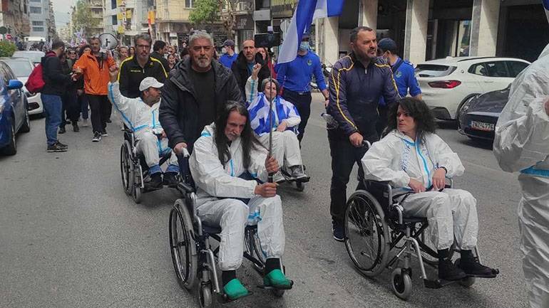 ΒΙΝΤΕΟ- Πορεία υγειονομικών σε αναστολή από το υπουργείο Υγείας προς τη Βουλή