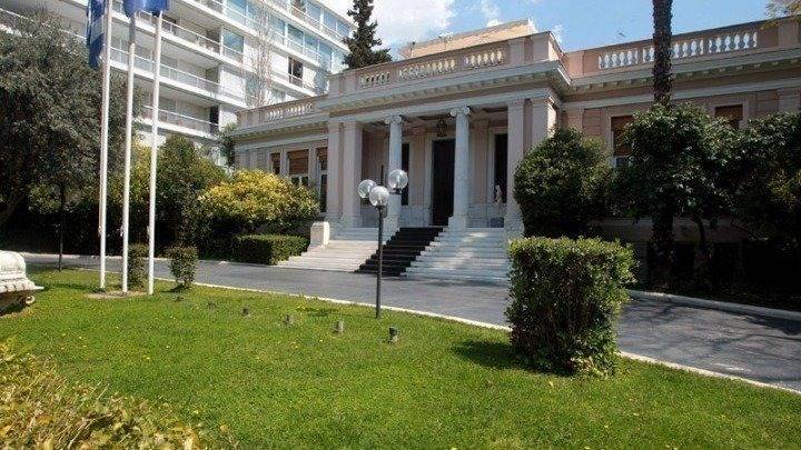 Κρίσιμη σύσκεψη στο Μαξίμου: Αυξήσεις-«φωτιά» στα βασικά είδη