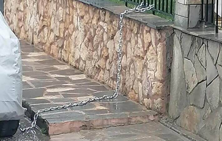 Νιγρίτα: Έδεσε τη ρόδα του ΙΧ με αλυσίδα στα κάγκελα του σπιτιού