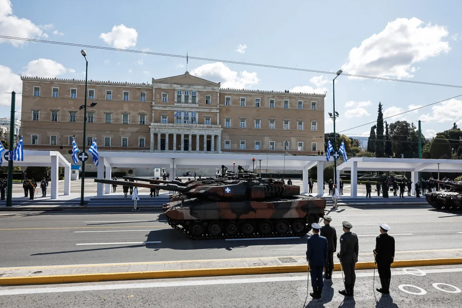 Ξεκίνησε η μεγάλη στρατιωτική παρέλαση της Αθήνας για τον εορτασμό της 25ης Μαρτίου