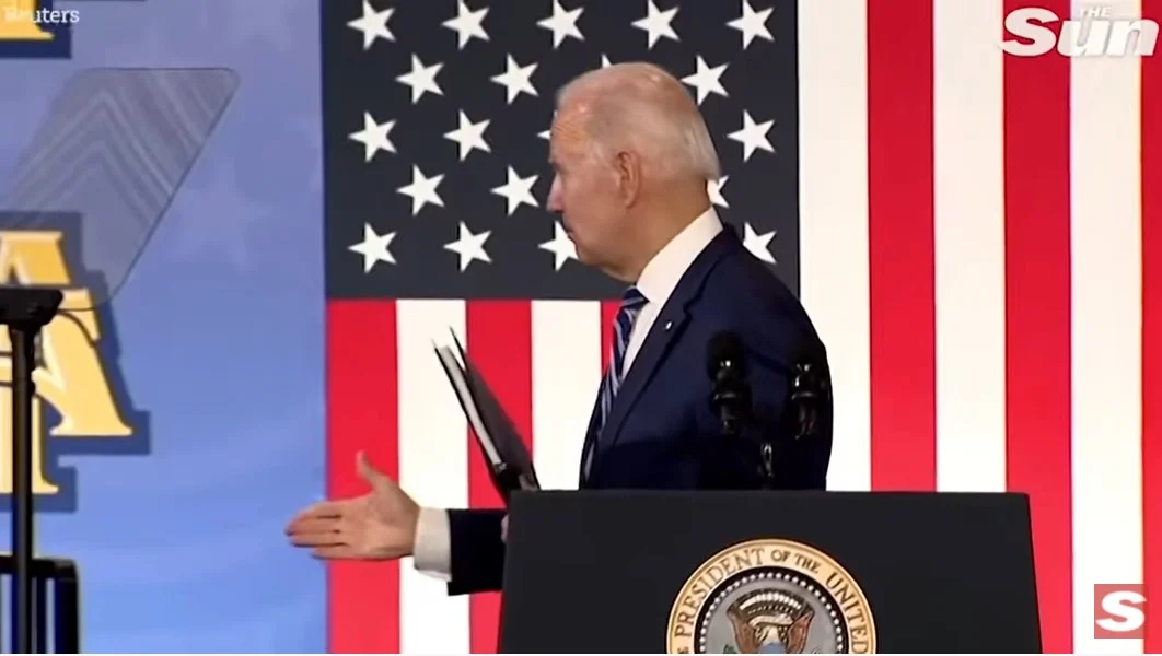 Τζο Μπάιντεν - Έκανε χειραψία στο... κενό (Βίντεο)