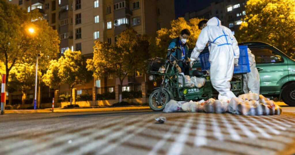 Σαγκάη: Συλλαμβάνουν κατοίκους στα σπίτια τους – Κάνουν με τη βία rapid test //ΒΙΝΤΕΟ