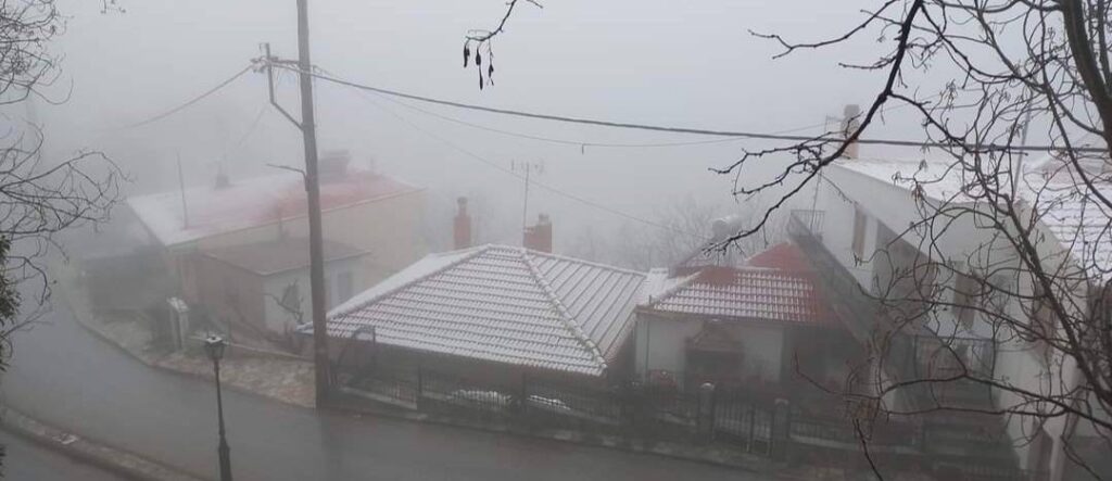 Πάσχα με χιόνι στα ορεινά της Ελασσόνας, χιονίζει ασταμάτητα