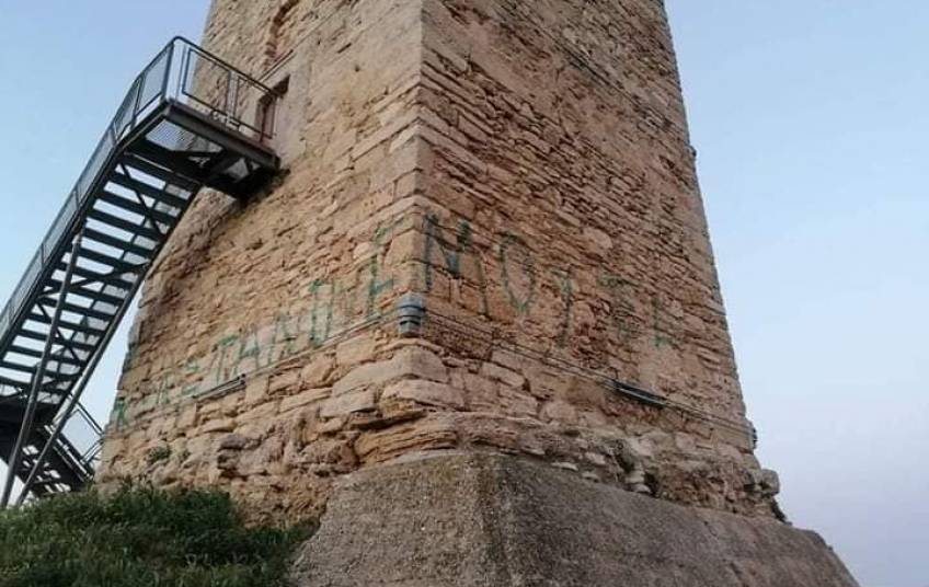 ΦΩΤΟΓΡΑΦΙΕΣ: Άγνωστοι βανδάλισαν τον Πύργο της Ν. Φώκαιας στη Χαλκιδική