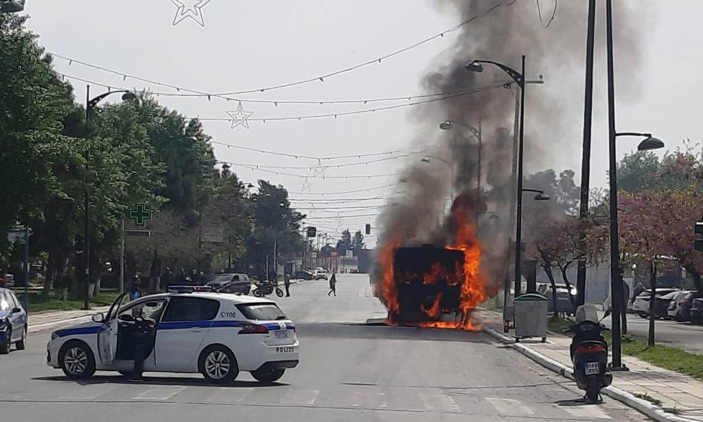 Φωτιά σε αστικό λεωφορείο - καταστράφηκε ολοσχερώς