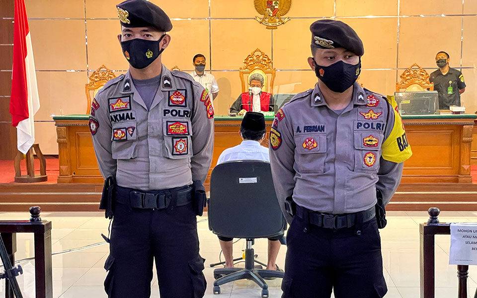 Ινδονησία: Θανατική καταδίκη σε δάσκαλο για 13 βιασμούς μαθητριών – Άφησε έγκυες οκτώ από τις κοπέλες