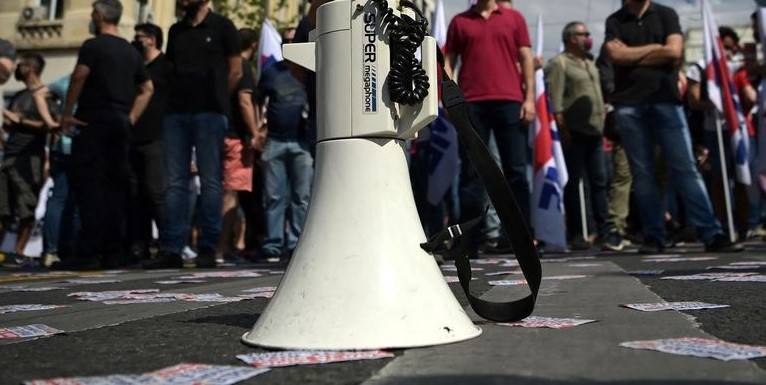 «Ο μισθός δε φτάνει, ο λογαριασμός δε βγαίνει» – Σε απεργιακό κλοιό αύριο η χώρα