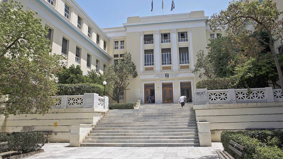 ΑΣΟΕΕ: Επεισόδια στο οικονομικό πανεπιστήμιο – Άγνωστοι πέταξαν πέτρες σε περιπολικό