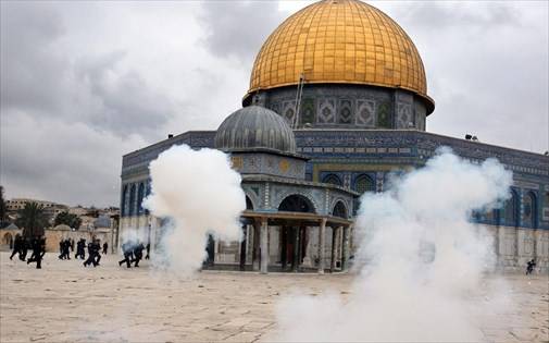 Μια ανάσα από το Πάσχα μαίνονται οι συγκρούσεις μεταξύ Παλαιστινίων και αστυνομίας