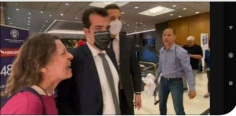 ΒΙΝΤΕΟ// "Θερμή" υποδοχή Πλεύρη από υγειονομικούς σε αναστολή