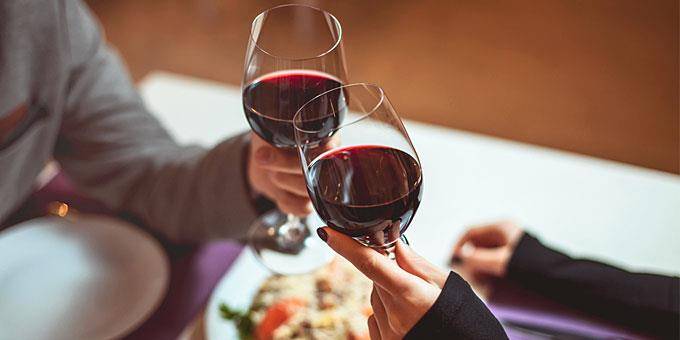 Τι τρώμε μπροστά σε αγνώστους; Έρευνα απαντά