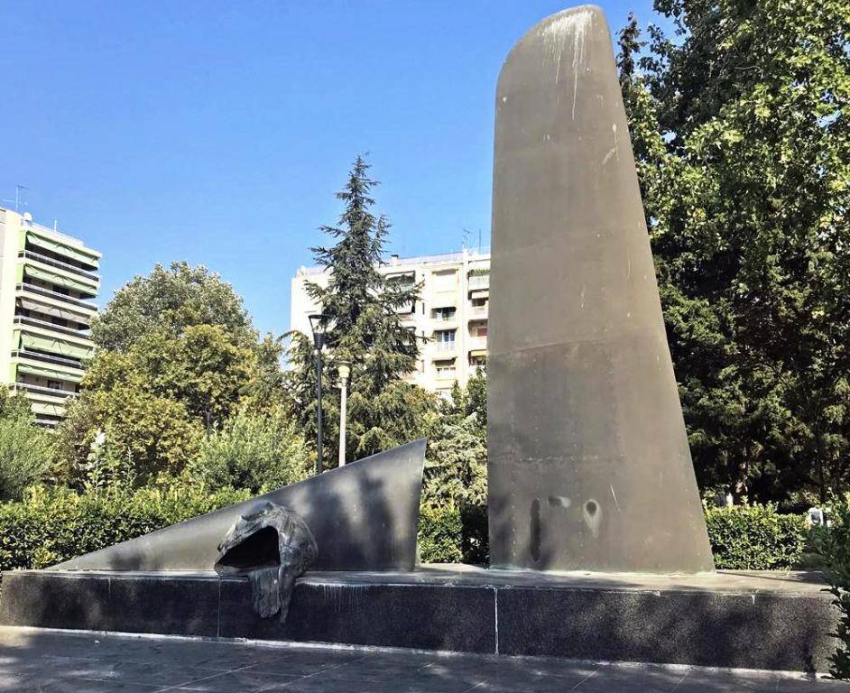 Αφαίρεσαν το μεταλλικό κράνος από το μνημείο Πεσόντων Αεροπόρων