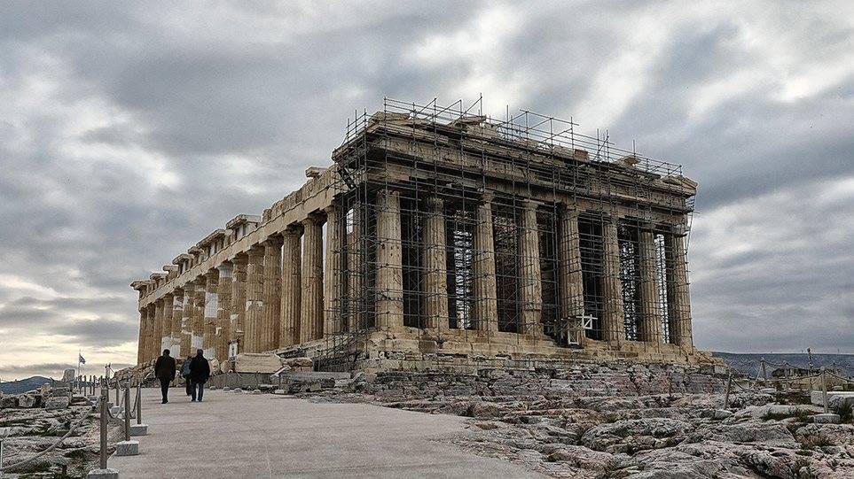 Σπείρα ανηλίκων λήστευε στην Ακρόπολη περαστικούς και τουρίστες