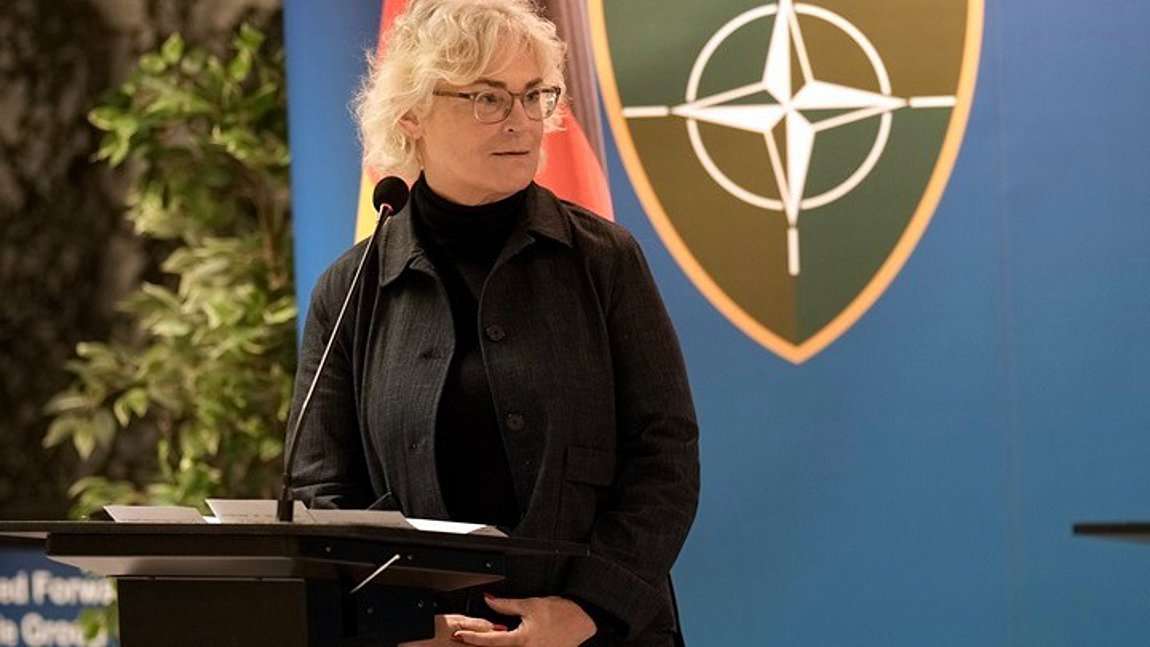 Γερμανία: Πρωταγωνίστρια σε νέο σκάνδαλο η υπουργός Άμυνας, συνεχίσει να χρησιμοποιεί κυβερνητικά αεροσκάφη για τις βόλτες της