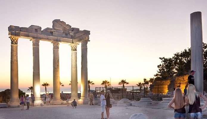 Οι Τούρκοι άνοιξαν μπαρ στον αρχαίο ναό της Αθηνάς στην Αττάλεια