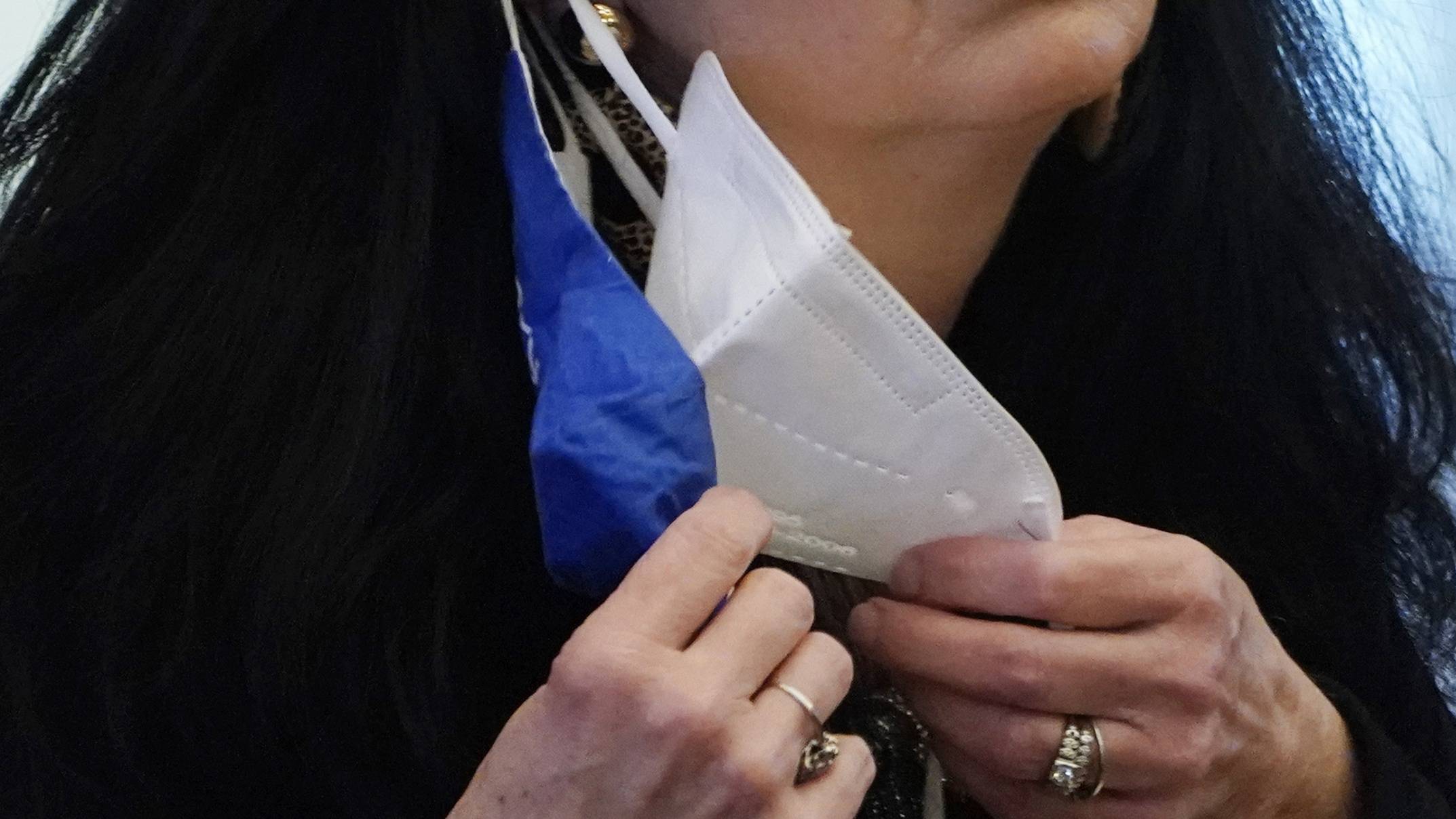 Οι Ιταλοί βγάζουν από σήμερα τις μάσκες σε εσωτερικούς χώρους