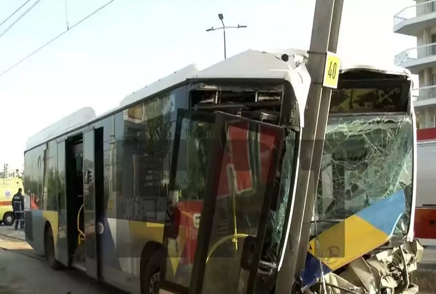 Άλιμος: Τροχαίο με λεωφορείο που έπεσε σε κολώνα του τραμ
