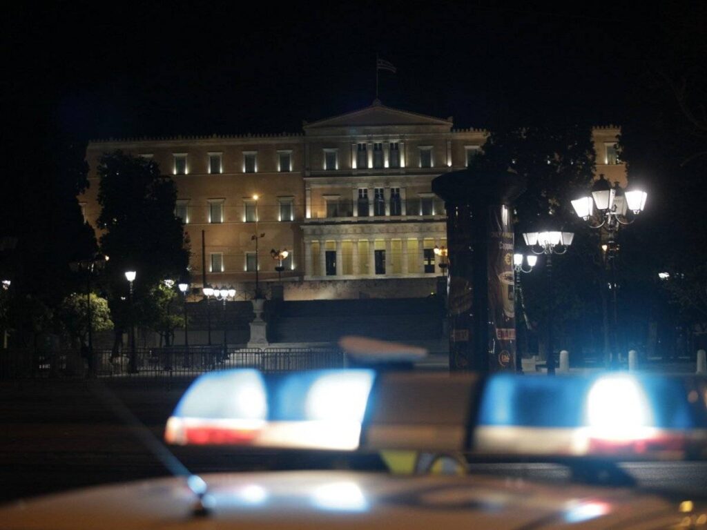 Σύνταγμα: Ένοπλος απειλούσε να ανοίξει πυρ μπροστά από τη Βουλή