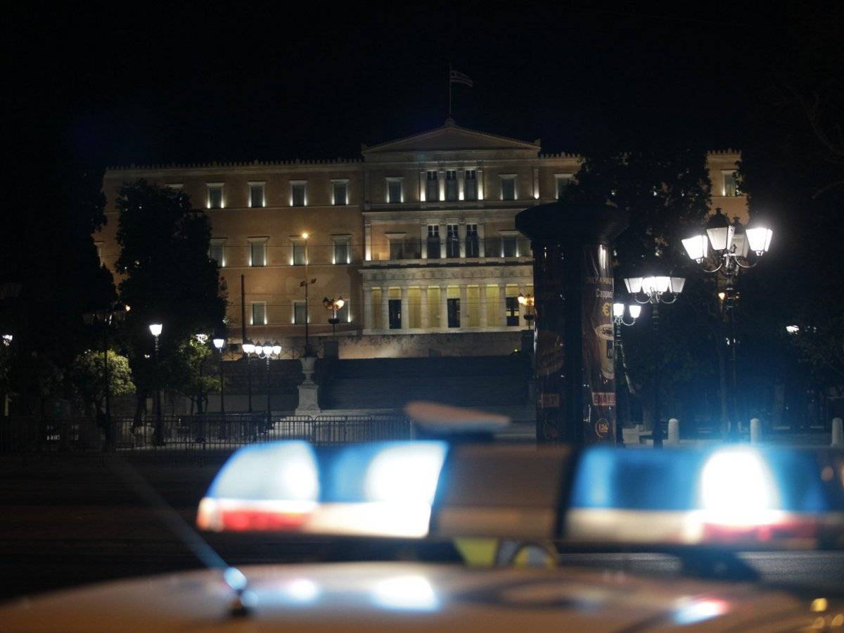 Σύνταγμα: Ένοπλος απειλούσε να ανοίξει πυρ μπροστά από τη Βουλή